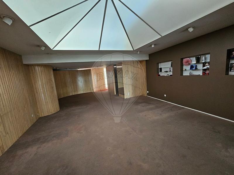 Local commercial - 270 m² - 6 pièces