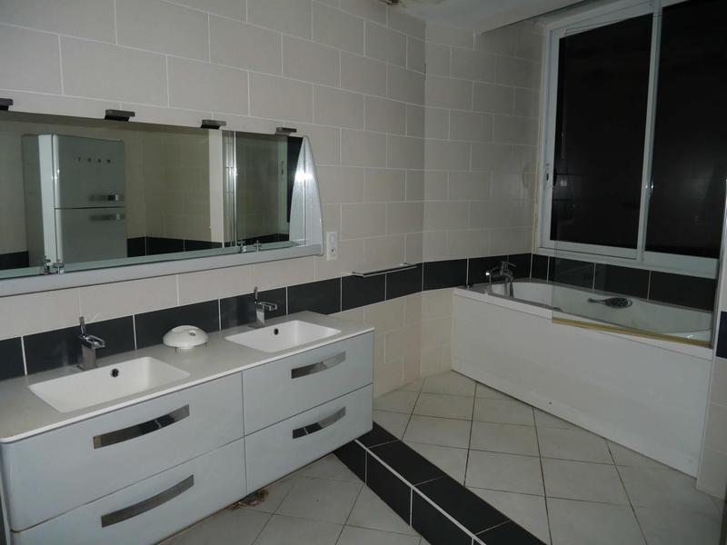 Maison - 220 m² - 8 pièces