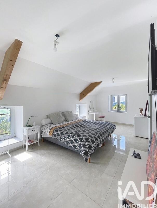 Maison - 240 m² - 8 pièces