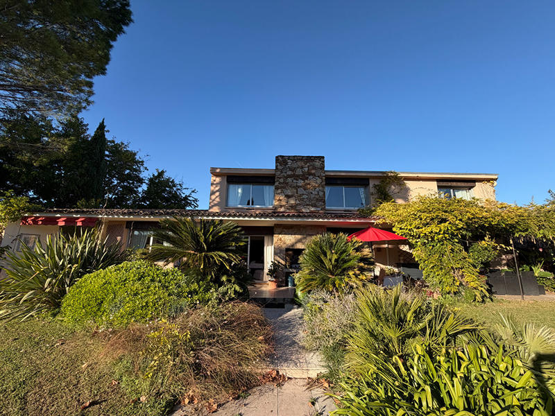 Maison - 256 m² - 6 pièces