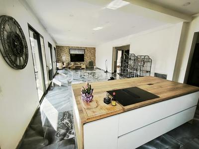 Maison - 270 m² - 8 pièces