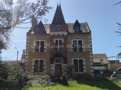 Maison - 585 m² - 12 pièces