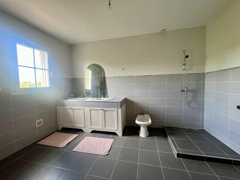 Villa - 221 m² - 6 pièces