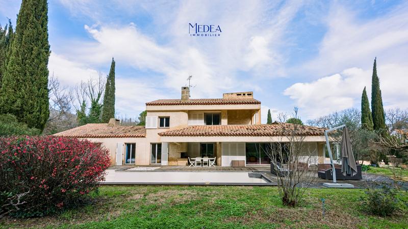 Propriété - 234 m² - 7 pièces