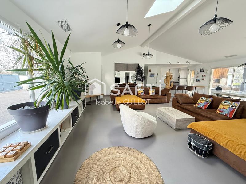 Maison - 240 m² - 9 pièces