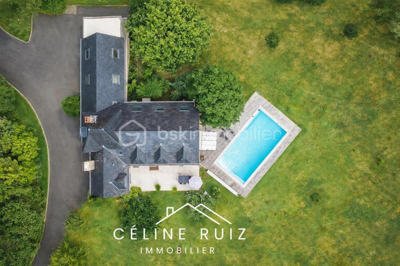 Propriété - 255 m² - 8 pièces