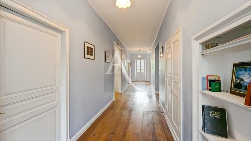 Maison - 260 m² - 10 pièces