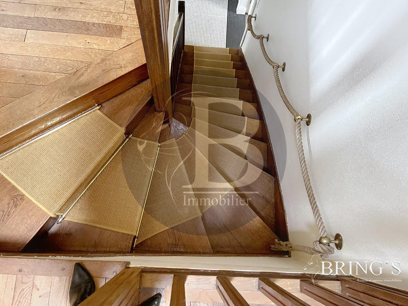 Maison - 196 m² - 9 pièces