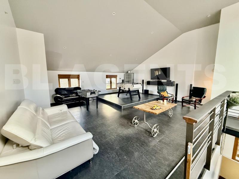 Maison - 225 m² - 8 pièces