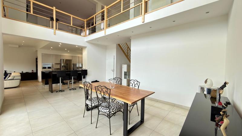 Maison - 261 m² - 6 pièces