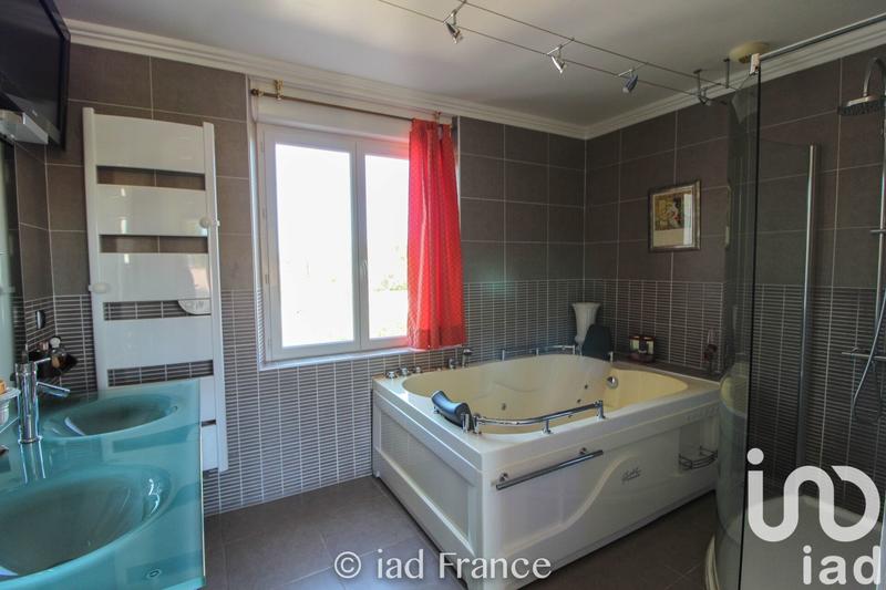 Maison - 230 m² - 9 pièces