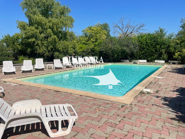 Maison - 725 m² - 6 pièces