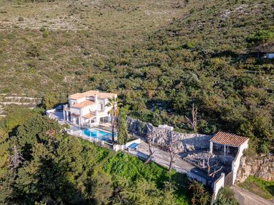 Maison - 242 m² - 5 pièces