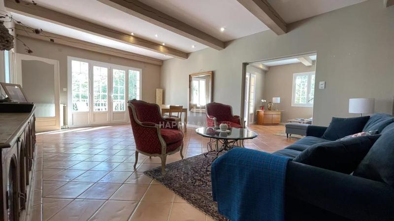 Maison - 385 m² - 8 pièces