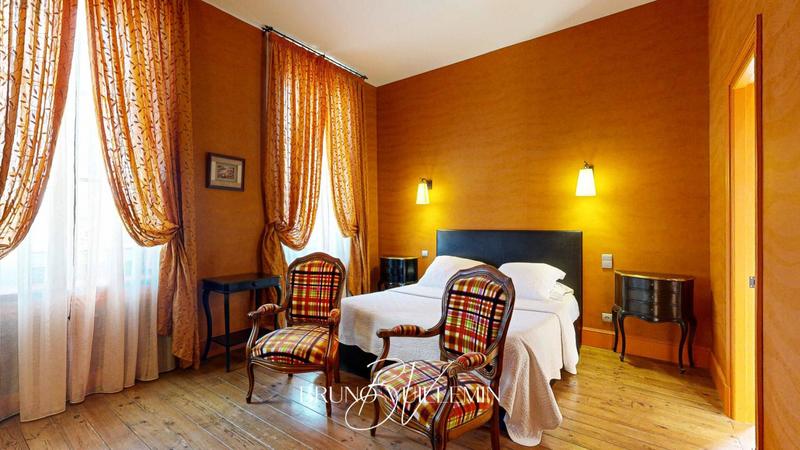 Demeure - 750 m² - 18 pièces