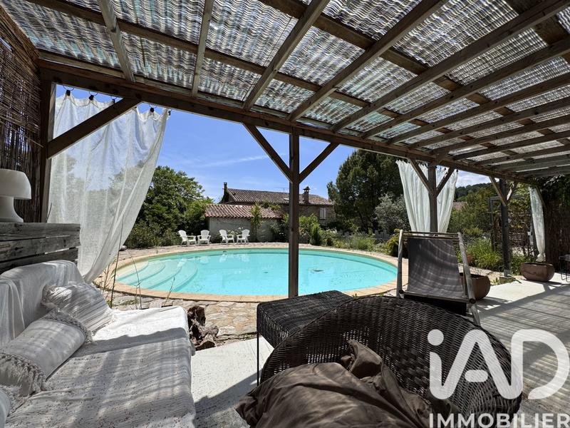 Maison - 202 m² - 7 pièces