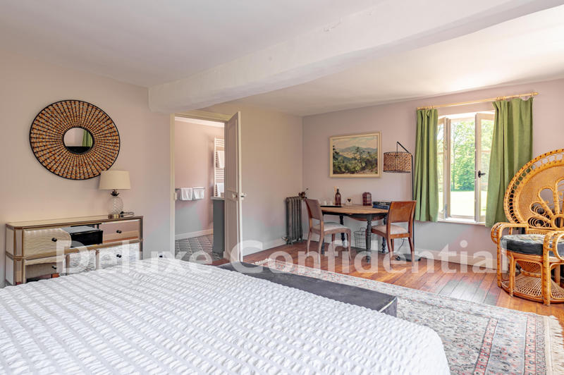 Maison - 900 m² - 20 pièces