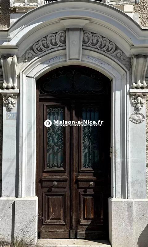 Maison - 300 m² - 12 pièces