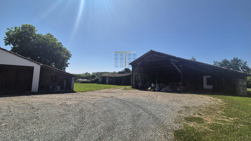 Maison - 235 m² - 8 pièces