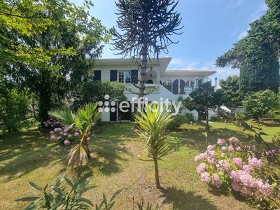 Maison - 166 m² - 8 pièces