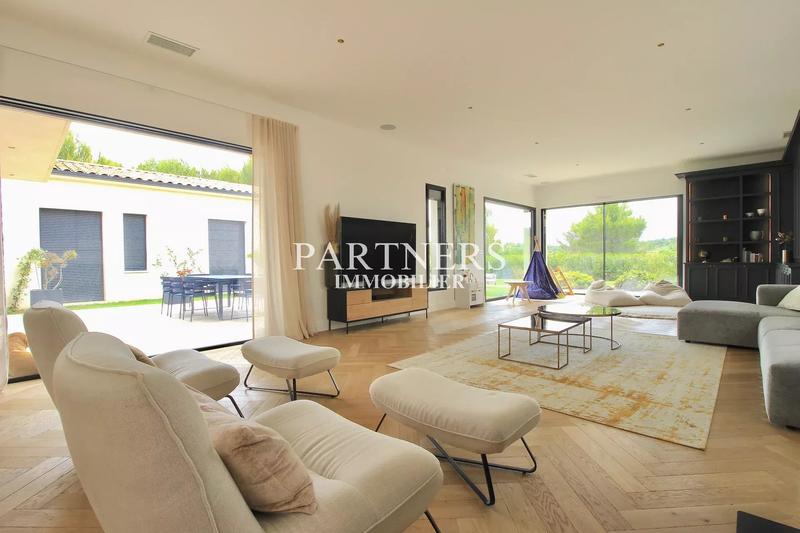 Maison - 285 m² - 8 pièces