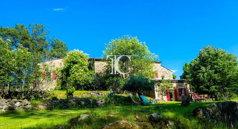 Maison - 245 m² - 9 pièces