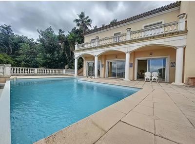 Villa - 368 m² - 6 pièces