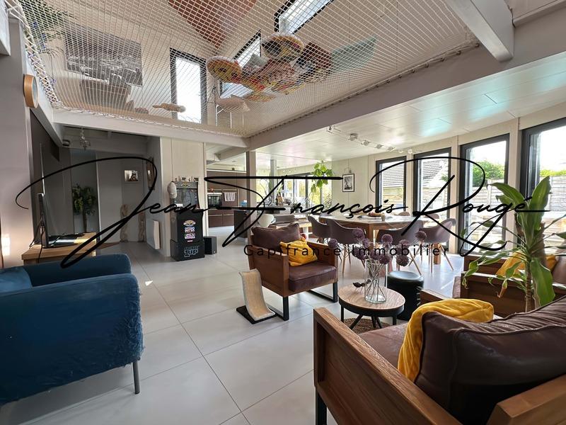 Maison - 320 m² - 10 pièces