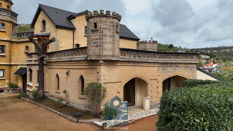 Maison - 218 m² - 7 pièces