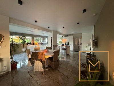 Maison - 210 m² - 8 pièces