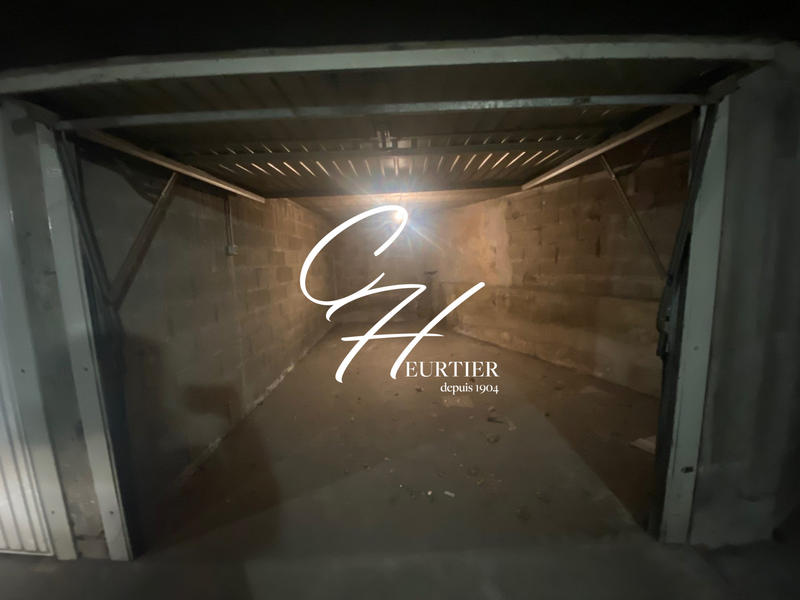 Parking / Garage - 12 m²