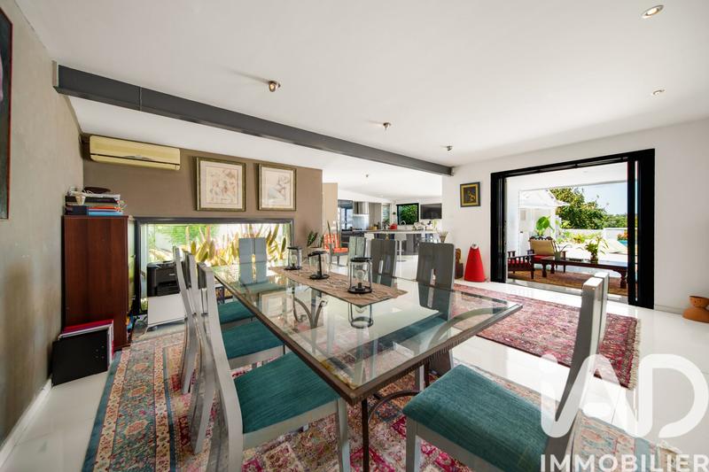 Maison - 235 m² - 7 pièces