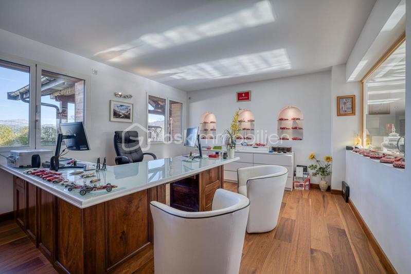 Propriété - 751 m² - 11 pièces