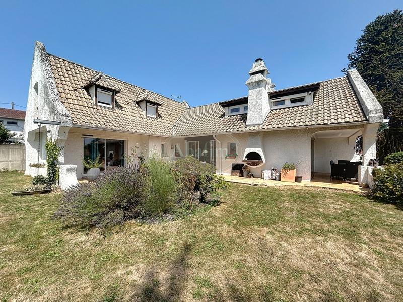 Maison - 207 m² - 10 pièces