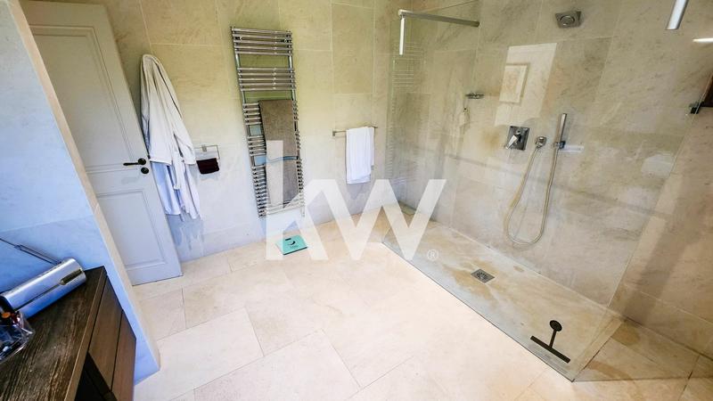 Maison - 247 m² - 9 pièces