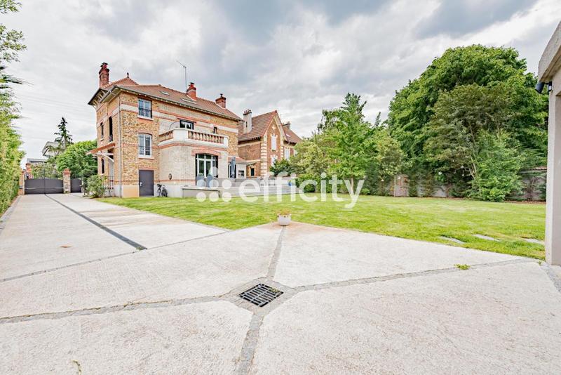 Maison - 232 m² - 9 pièces