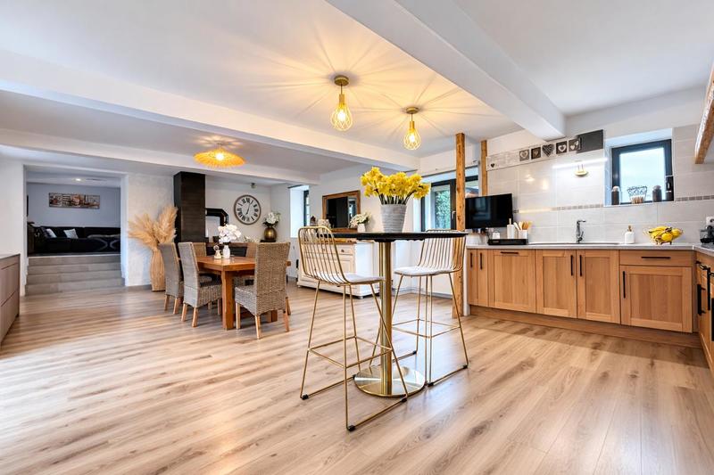 Maison - 255 m² - 9 pièces