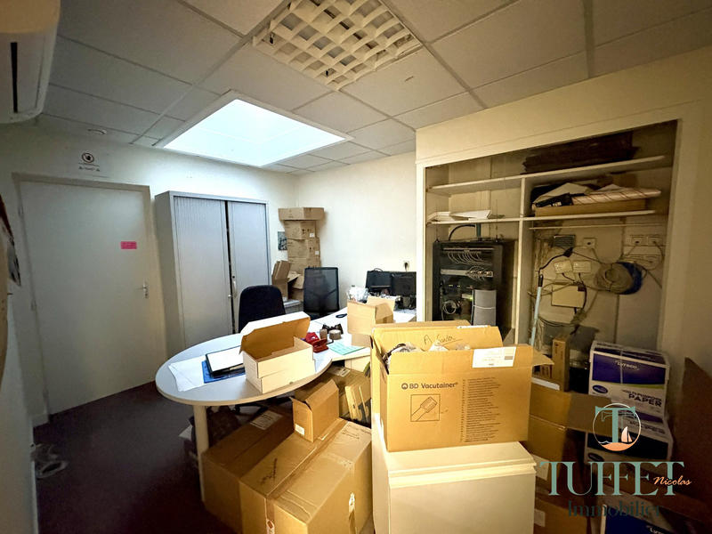 Local commercial - 150 m² - 8 pièces