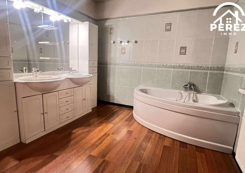 Maison - 202 m² - 8 pièces