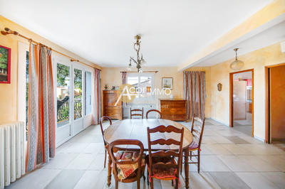 Maison - 240 m² - 11 pièces