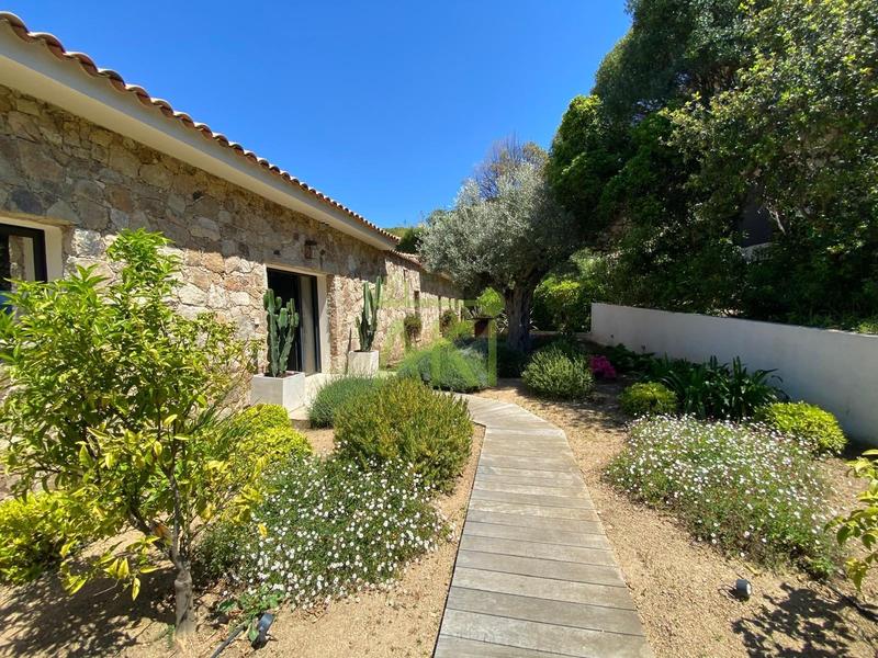 Maison contemporaine - 289 m² - 7 pièces