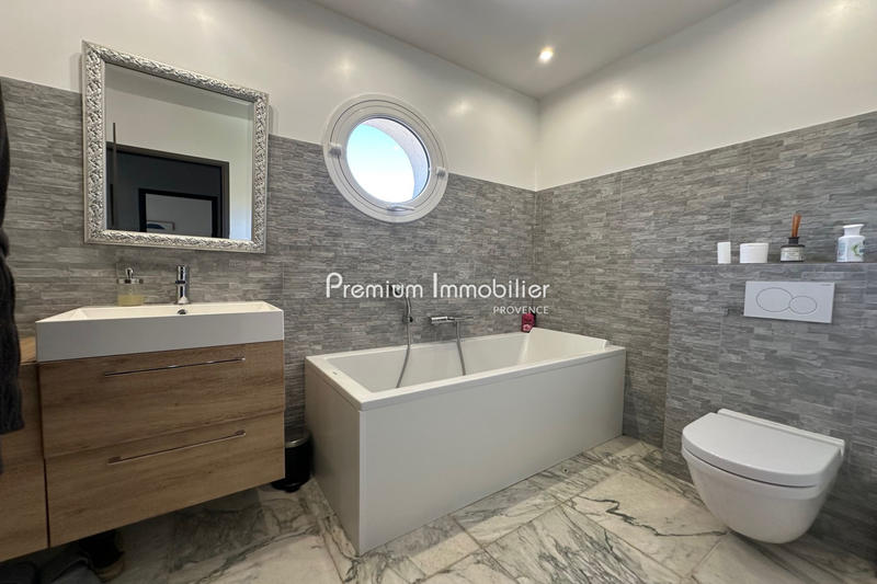 Maison - 220 m² - 5 pièces