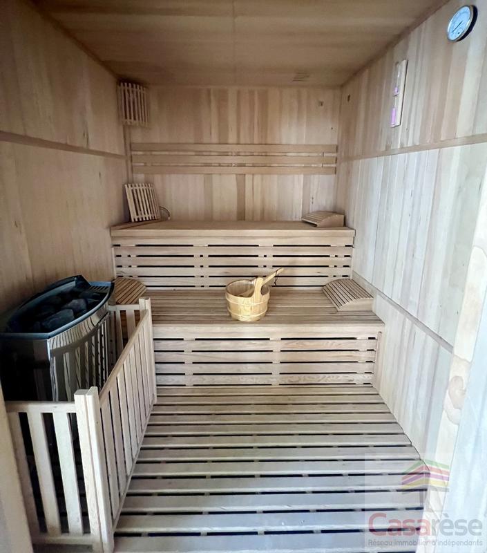 Maison - 220 m² - 7 pièces