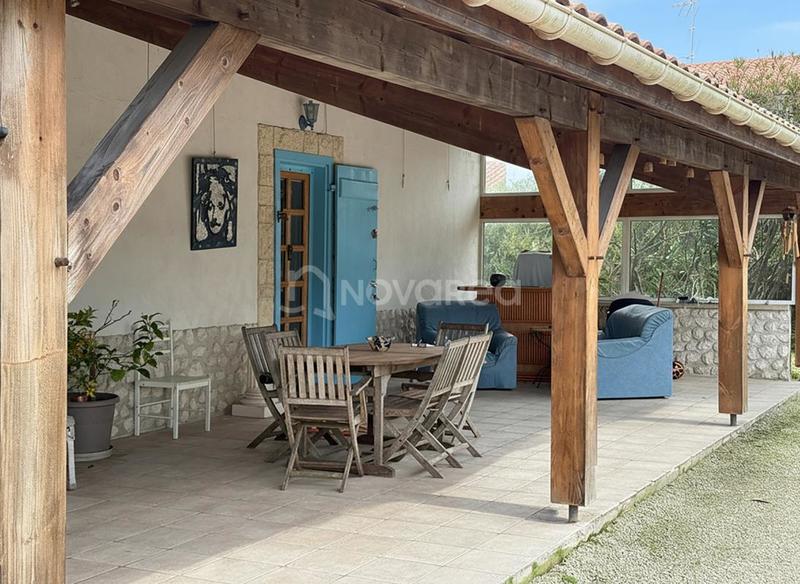 Maison - 240 m² - 11 pièces