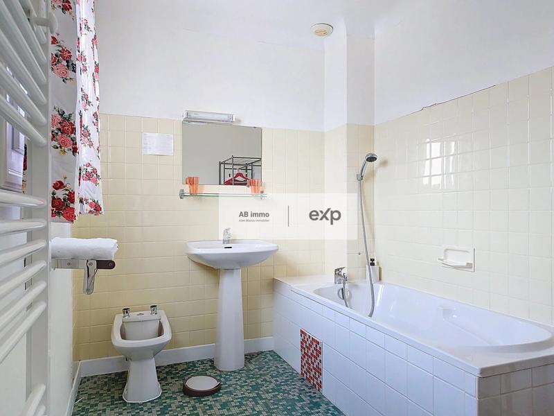 Maison - 250 m² - 13 pièces