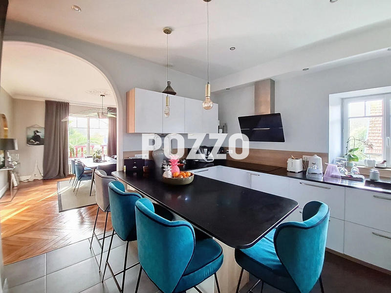 Maison - 216 m² - 9 pièces