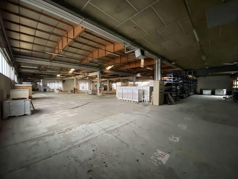 Entrepôt - 5 500 m² - 20 pièces