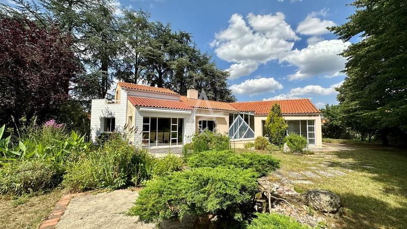Maison - 233 m² - 7 pièces