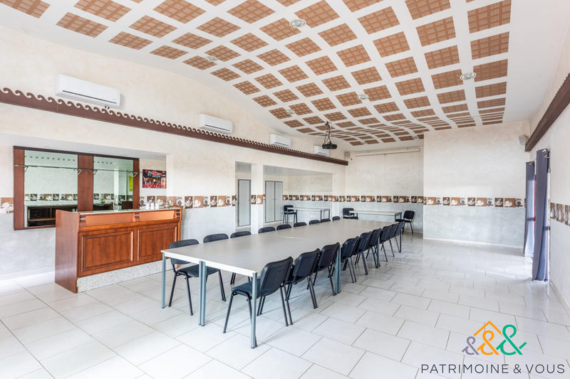 Local commercial - 1 175 m² - 28 pièces