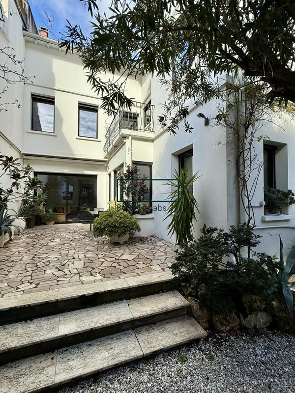 Maison - 346 m² - 8 pièces